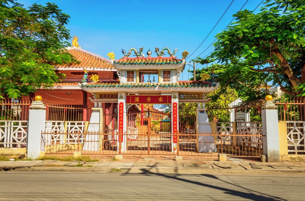 Khuôn viên Dinh Vạn Thủy Tú với kiến trúc mái ngói cổ
