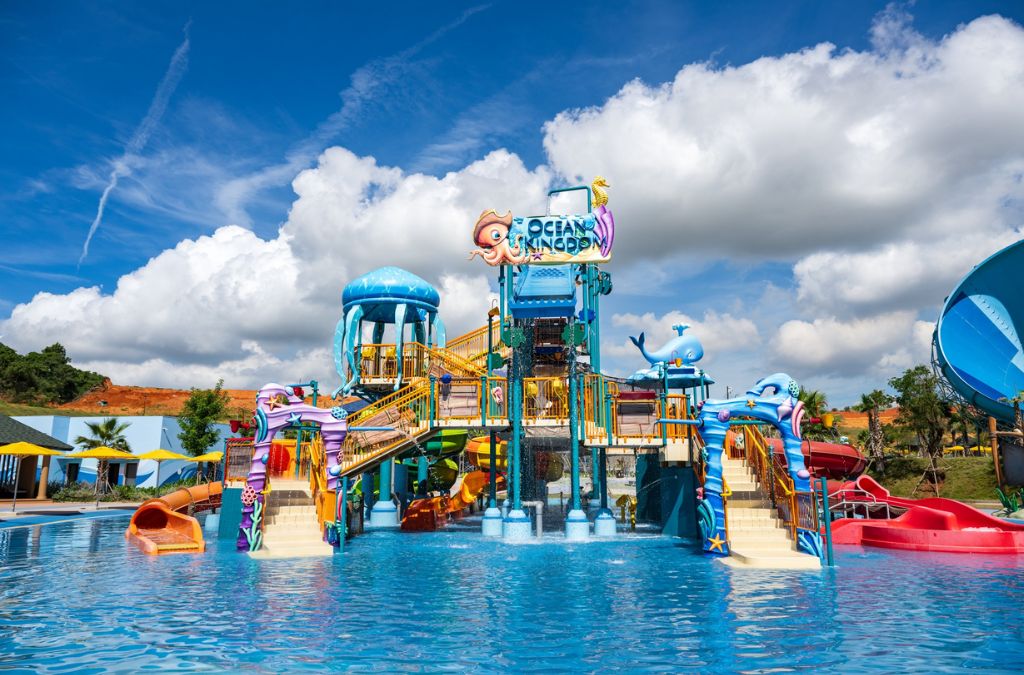 Các đường trượt nhiều màu sắc tại Wonderland Water Park Phan Thiết