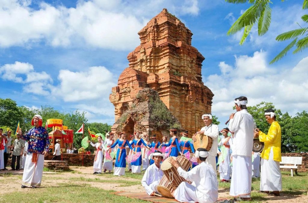 Người Chăm biểu diễn múa và nhạc cụ truyền thống trước tháp Po Sah Inư trong lễ hội Katê