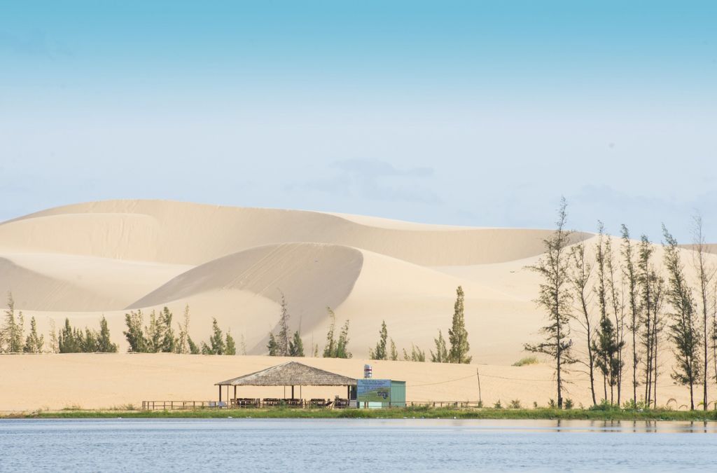 Những triền cát trải rộng dưới bầu trời xanh tại Phan Thiết