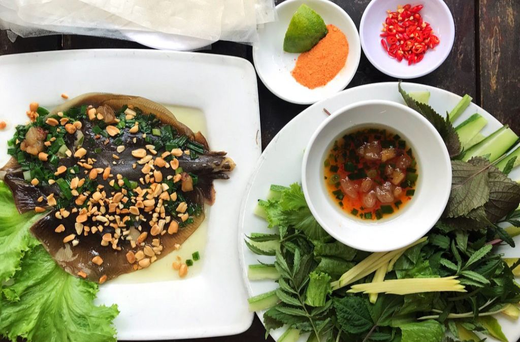 Cá lồi xối mỡ hành ăn cùng rau sống và nước chấm