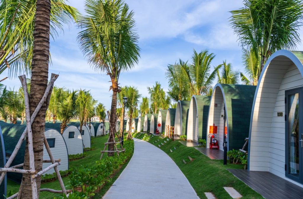 Dãy bungalow hiện đại giữa hàng dừa tại khu vực NovaWorld Phan Thiết