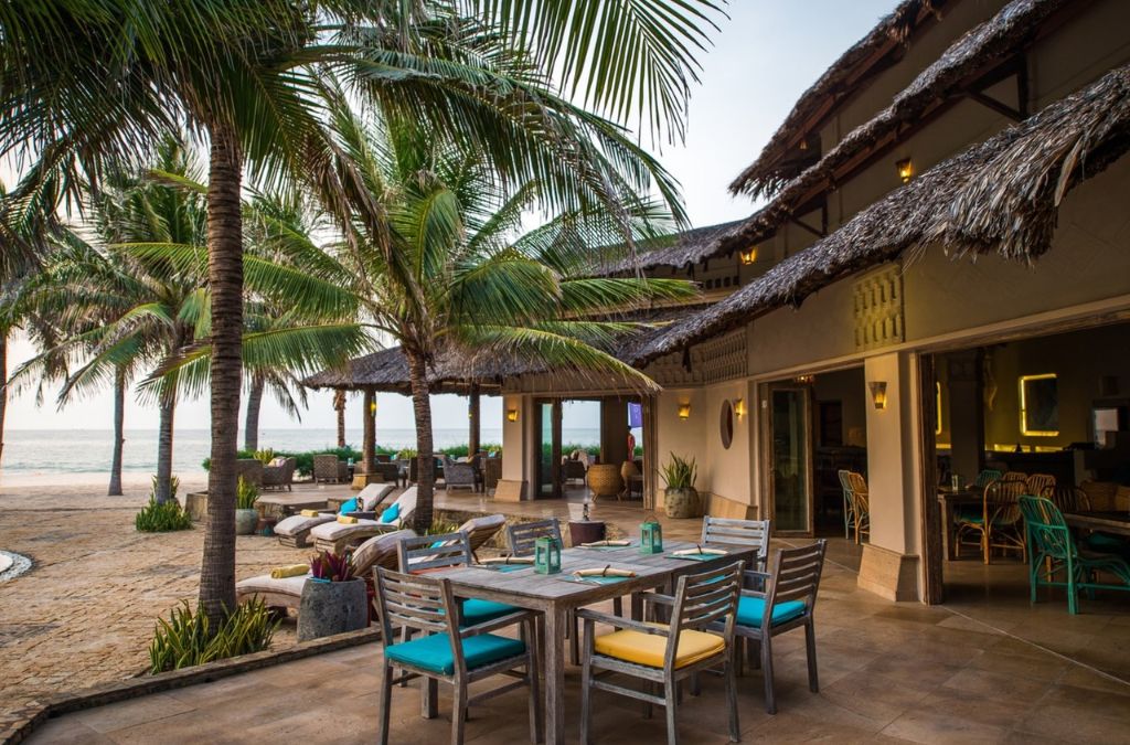 Khu nghỉ dưỡng ven biển với hàng dừa tại Phan Thiết