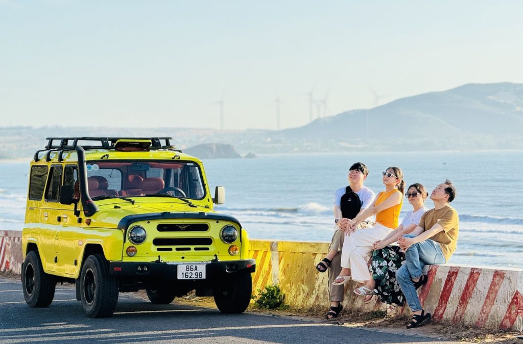 Xe Jeep màu vàng dừng bên cung đường biển Phan Thiết