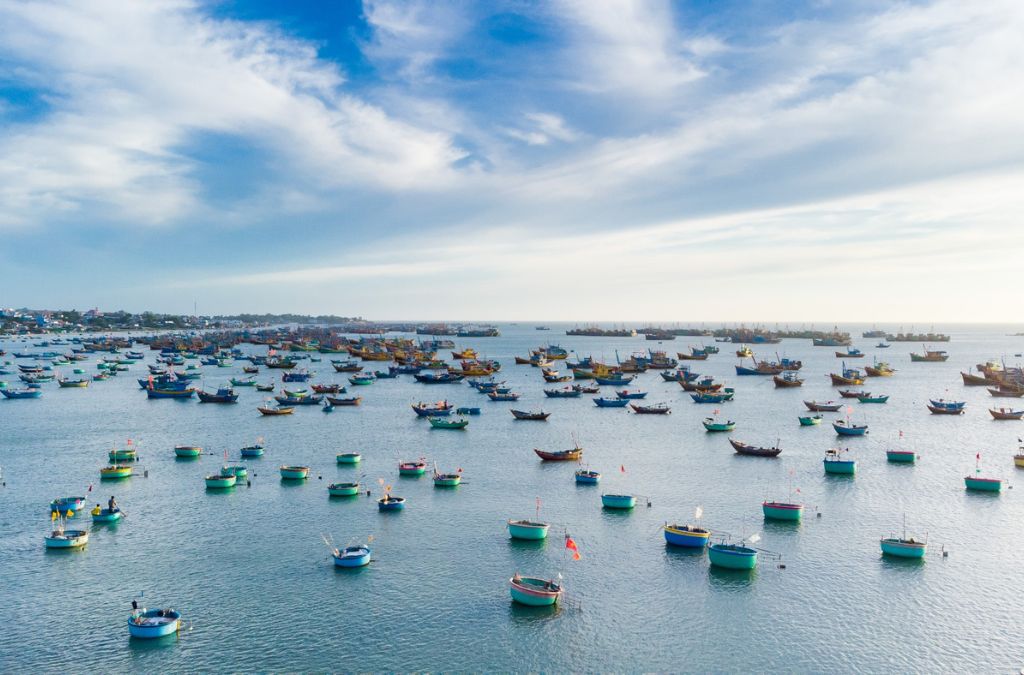 Hàng trăm tàu cá và thuyền thúng neo trên biển tại Làng chài Mũi Né