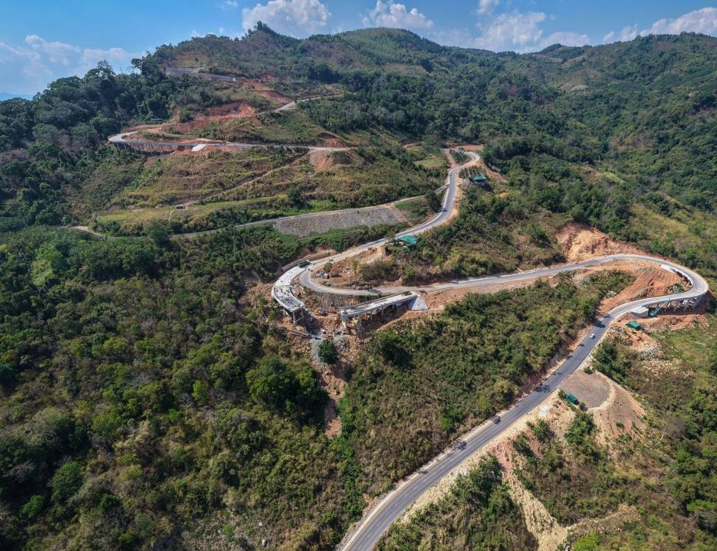 Cung đường đèo uốn lượn giữa núi rừng nhìn từ trên cao