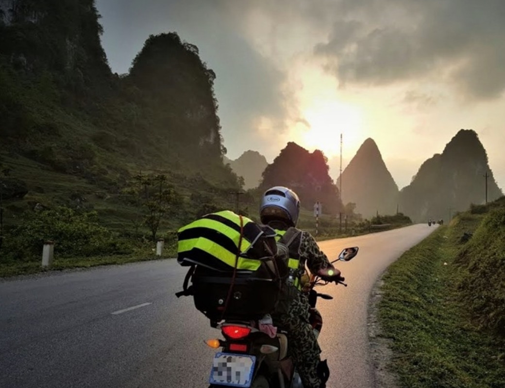 Xe máy trên cung đường đèo giữa núi rừng