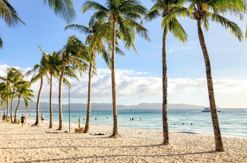Bãi cát trắng và hàng dừa tại White Beach Boracay