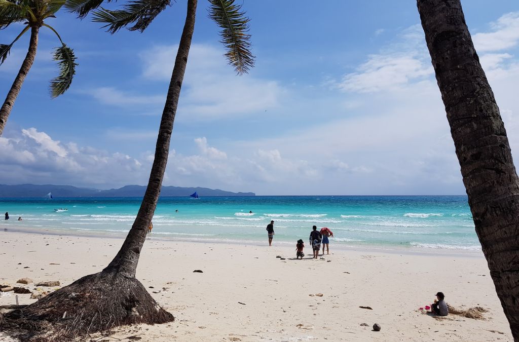 Bãi biển Bulabog với hàng dừa và làn nước xanh tại Boracay