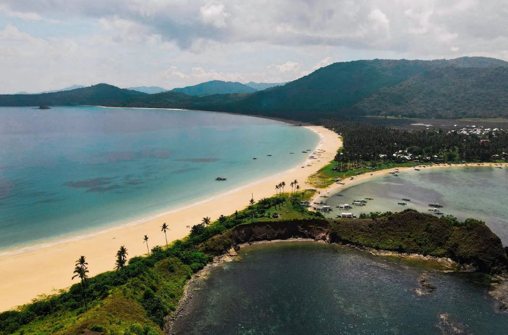 Bãi biển Nacpan kéo dài giữa biển xanh và hàng dừa Palawan