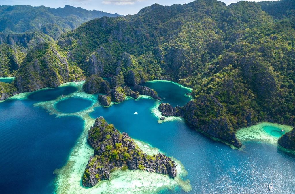 Các hồ nước xanh giữa núi đá vôi trên Coron Island