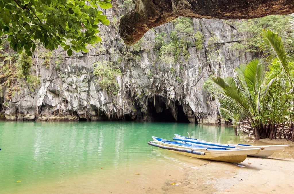 Thuyền tại cửa hang sông ngầm Puerto Princesa Palawan