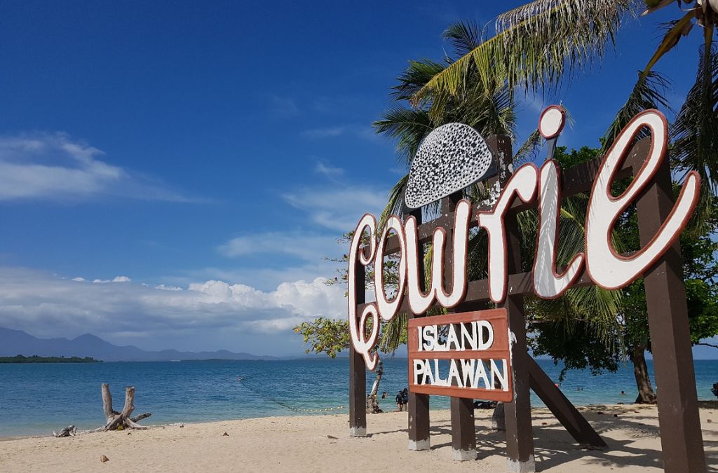 Bãi biển Cowrie Island với bảng tên đảo tại Palawan
