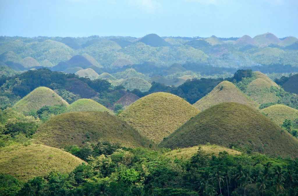 Những ngọn đồi hình nón của Chocolate Hills tại Bohol