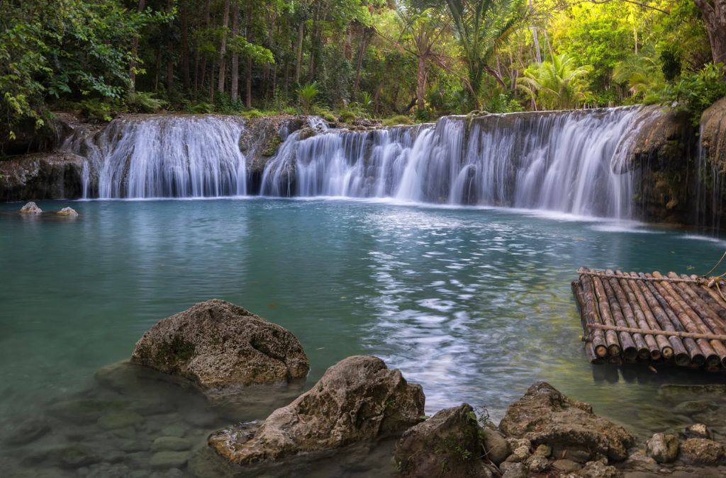 Thác Cambugahay nhiều tầng với hồ nước xanh tại Siquijor