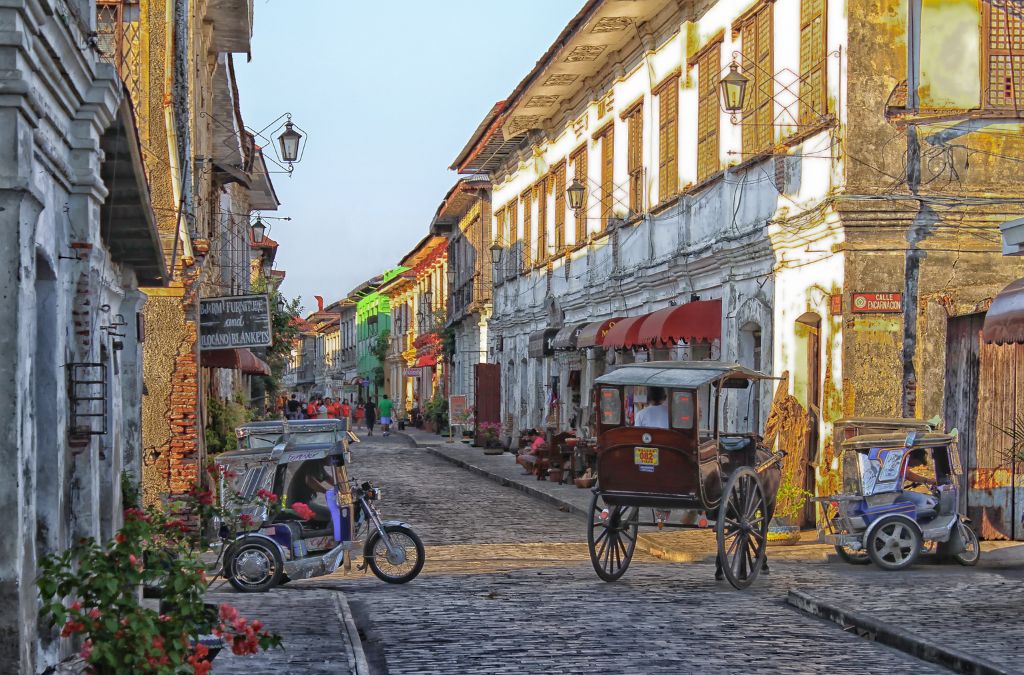 Đường lát đá và xe ngựa trên phố cổ Calle Crisologo Vigan