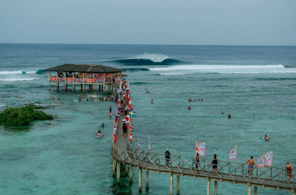 Lối đi gỗ Cloud 9 vươn ra biển tại Siargao
