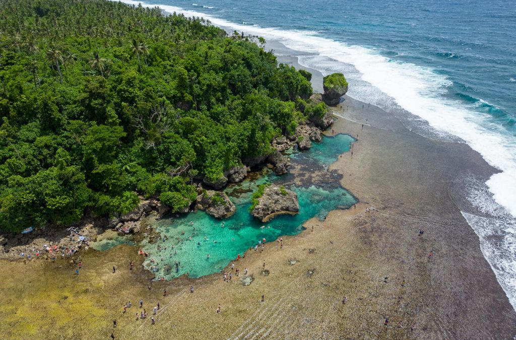 Hồ nước tự nhiên giữa bãi đá ven biển Magpupungko Siargao