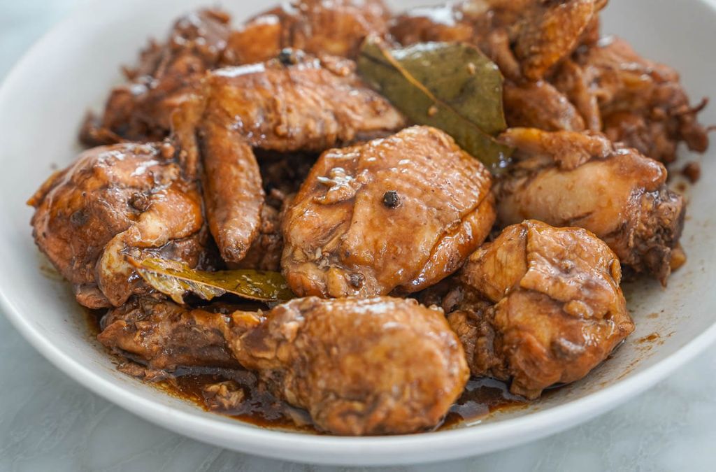 Đĩa thịt gà Adobo Philippines với nước sốt màu nâu