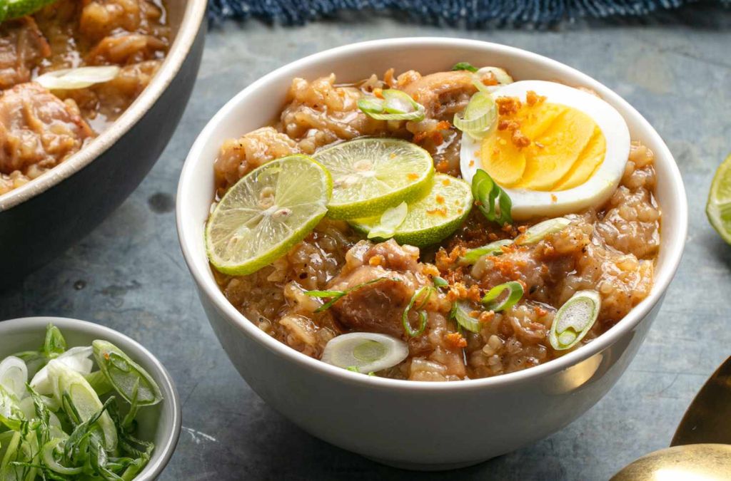 Bát cháo gà Arroz Caldo với trứng luộc và calamansi