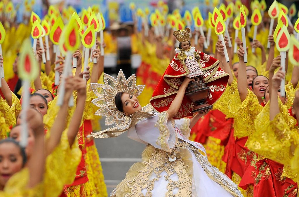 Đoàn vũ công biểu diễn tại Sinulog Festival ở Cebu