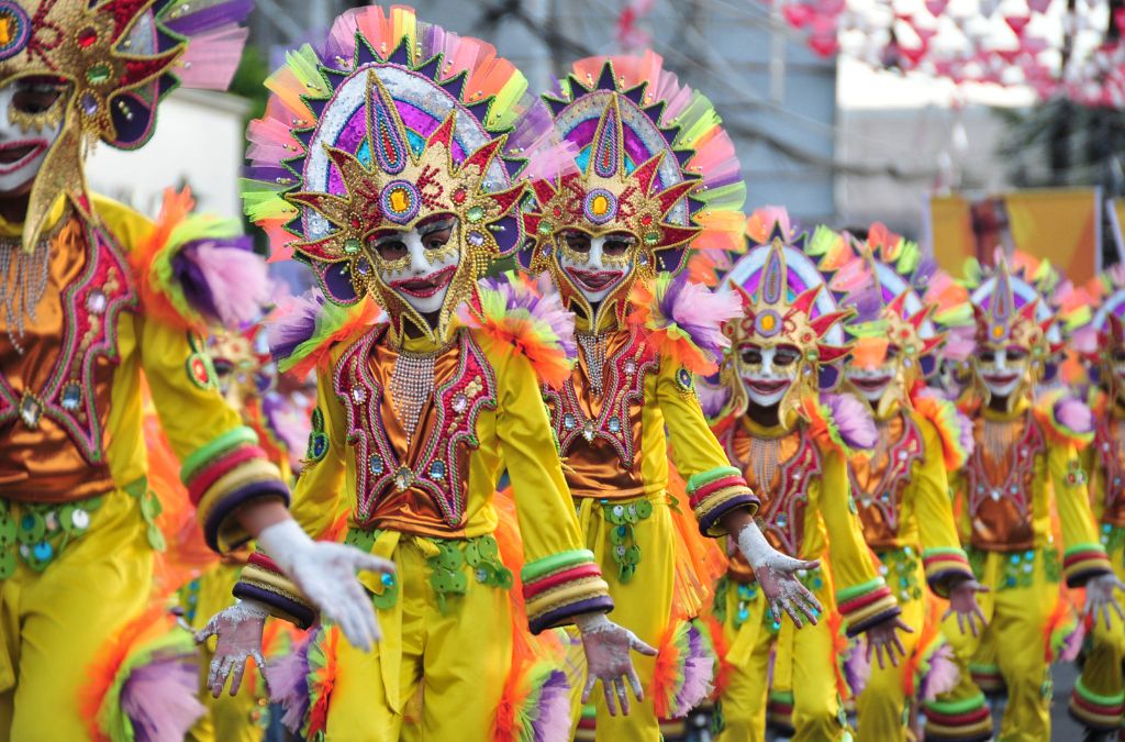 Đoàn vũ công đeo mặt nạ tại MassKara Festival Bacolod