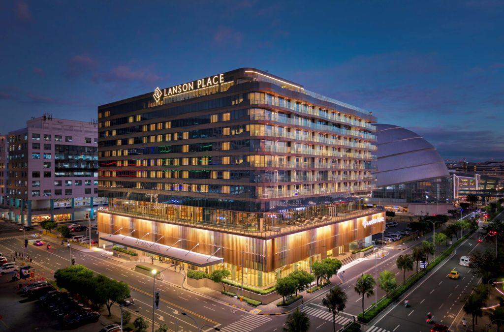 Khách sạn hiện đại tại Manila Philippines vào buổi tối