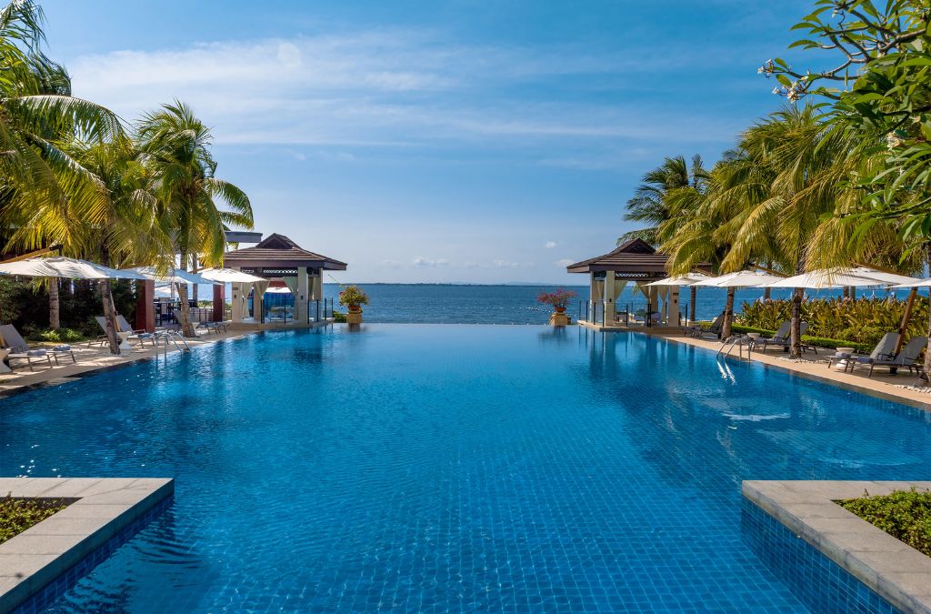 Hồ bơi ngoài trời tại khu nghỉ dưỡng biển ở Cebu