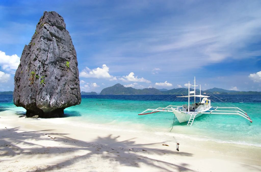 Thuyền truyền thống trên bãi biển cát trắng tại Boracay