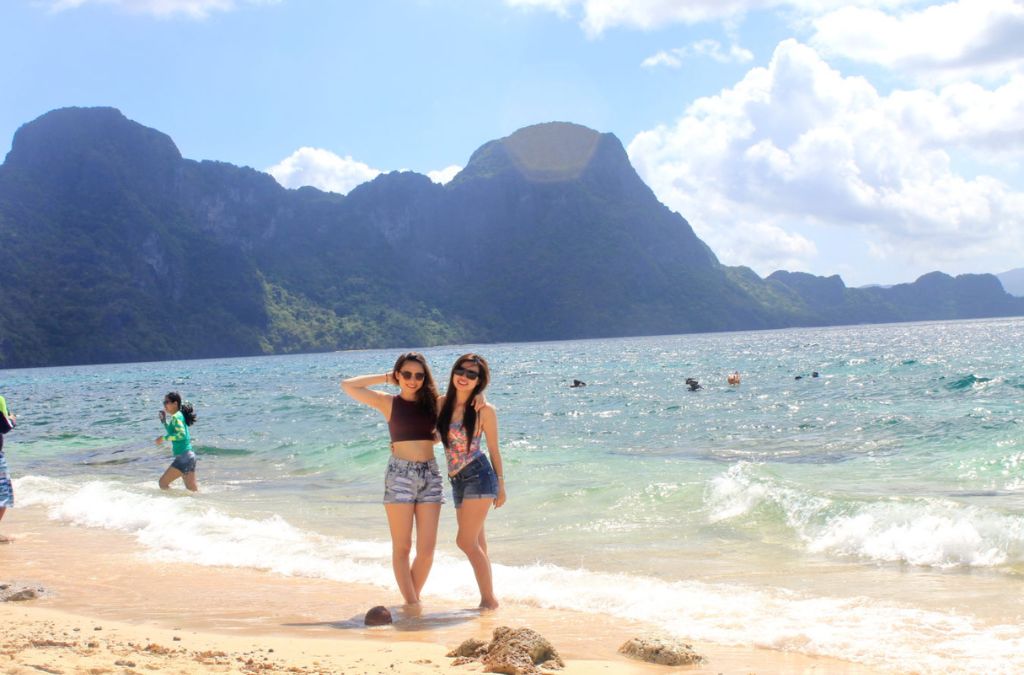 Khách vui chơi trên bãi biển giữa núi và biển Philippines