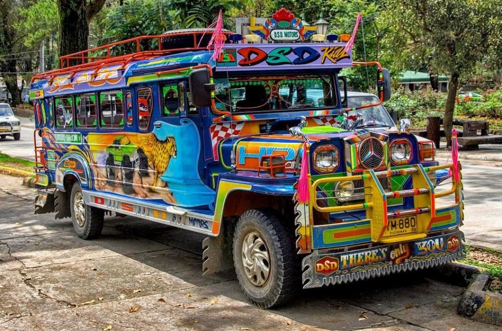 Xe Jeepney nhiều màu sắc trên đường phố Philippines