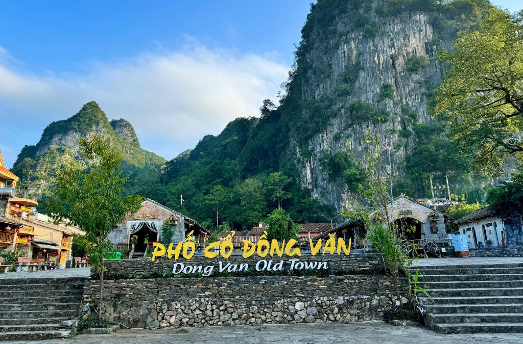 Biển Phố cổ Đồng Văn dưới chân những dãy núi đá