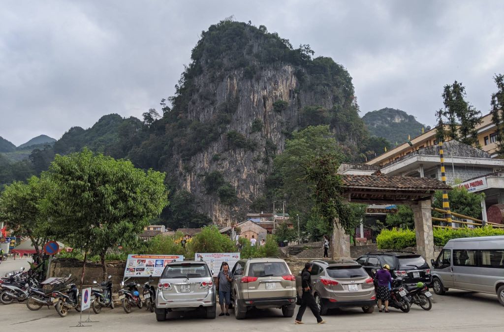 Khu trung tâm Đồng Văn nằm dưới những vách núi đá