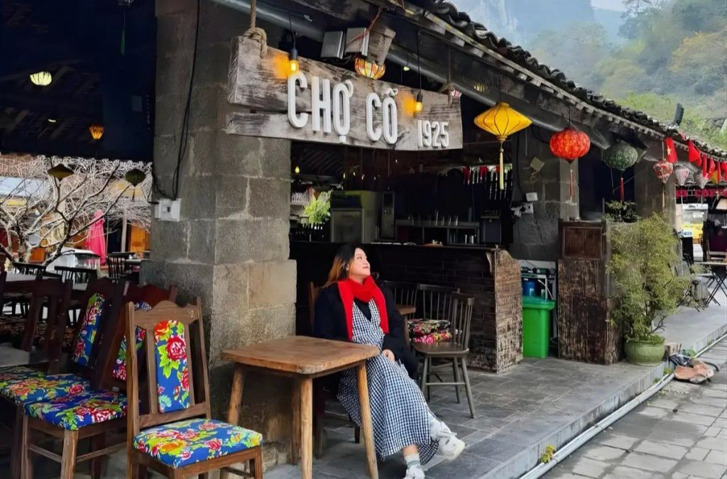 Khu chợ cổ Đồng Văn với biển Chợ cổ 1925