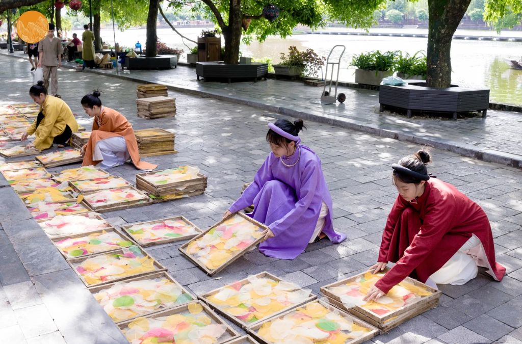 Người dân trưng bày tranh thủ công tại Phố cổ Hoa Lư