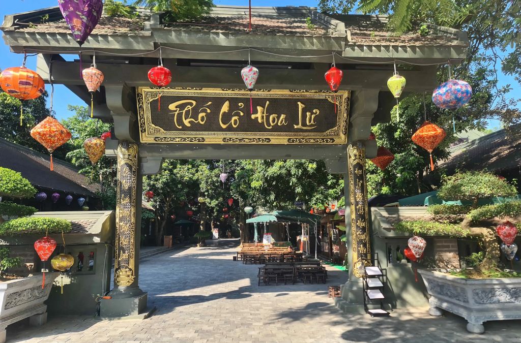 Cổng vào Phố cổ Hoa Lư trang trí đèn lồng tại Ninh Bình