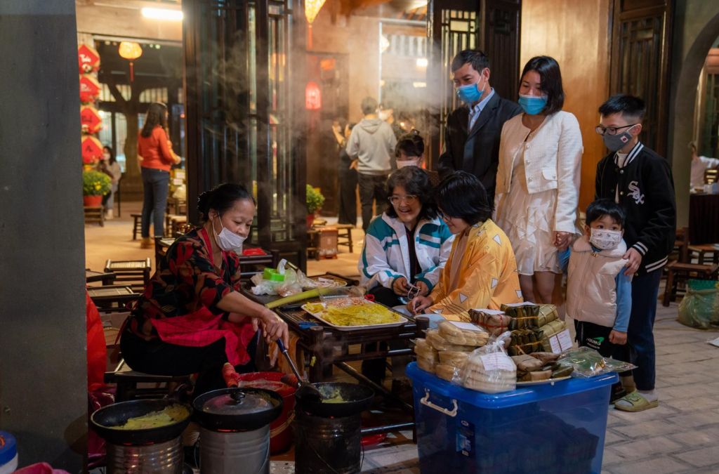 Gian hàng ẩm thực đông người tại Phố cổ Hoa Lư