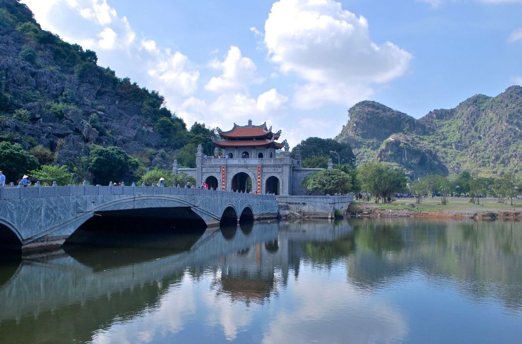 Cổng và cầu đá trong Khu di tích Cố đô Hoa Lư Ninh Bình