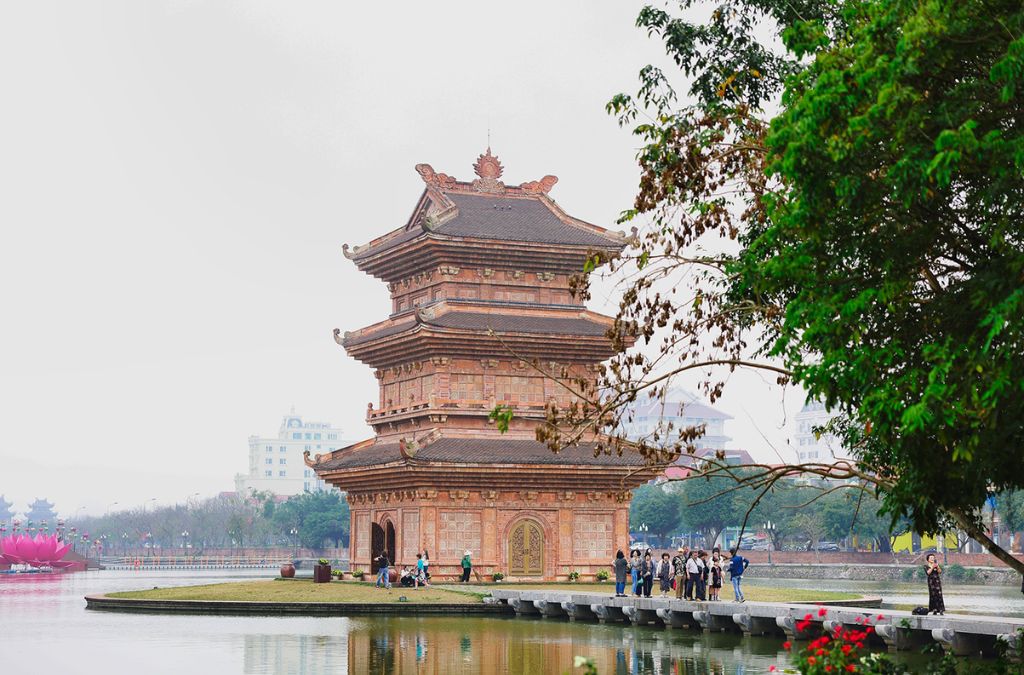 Công trình kiến trúc bên hồ Kỳ Lân tại Phố cổ Hoa Lư