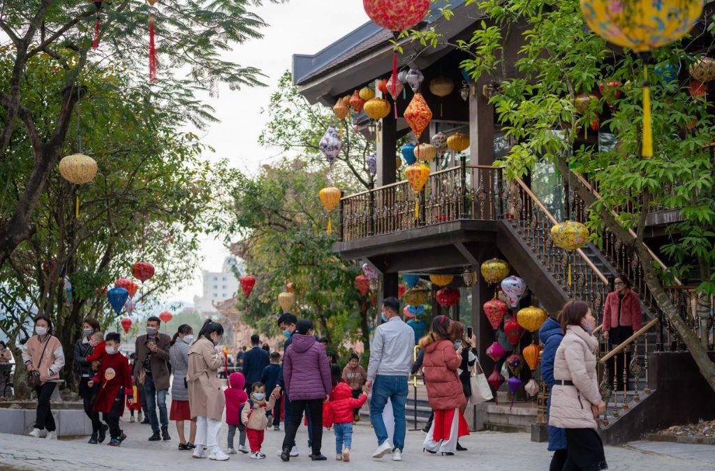 Người tham quan dạo phố giữa những dãy nhà và đèn lồng tại Phố cổ Hoa Lư