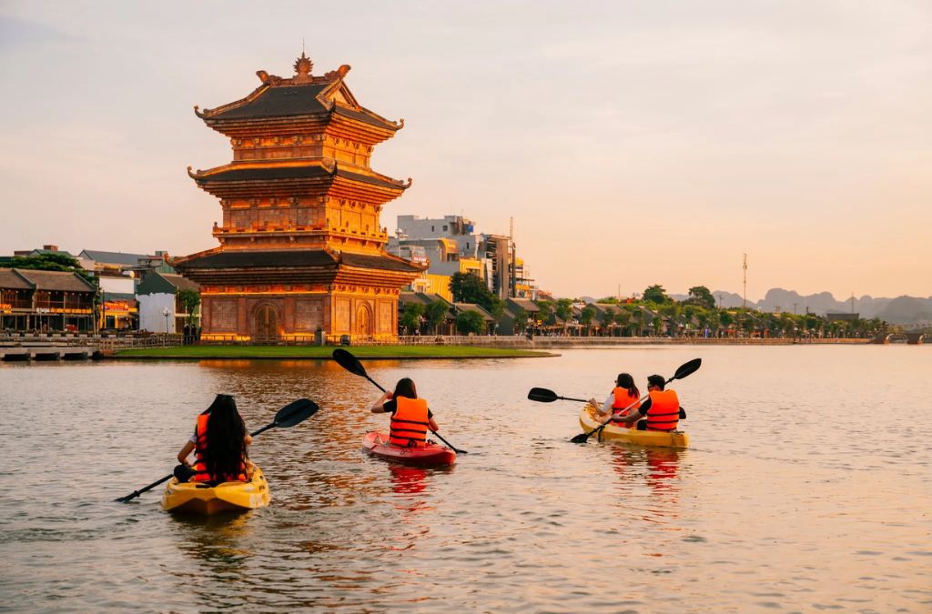 Người chèo thuyền trên hồ Kỳ Lân trước Tháp Tứ Ân