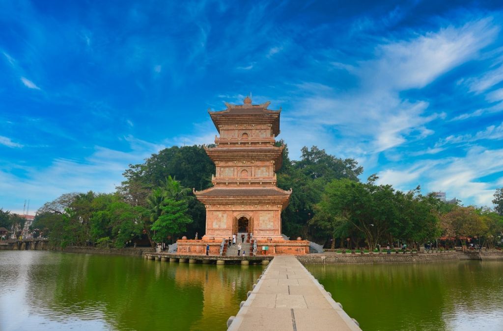 Bảo tháp Kỳ Lân Tự bên hồ Kỳ Lân tại Ninh Bình