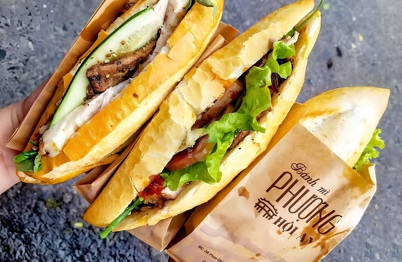 Ổ bánh mì Hội An đầy nhân thịt, pate, rau thơm và nước sốt hấp dẫn