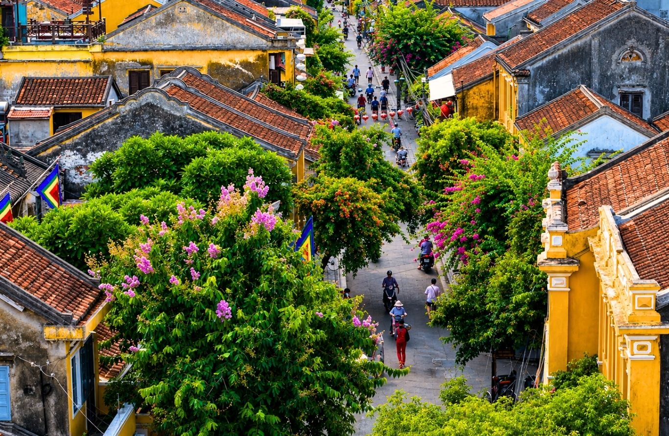 Phố cổ Hội An mùa khô với nắng vàng, hoa giấy và không khí trong lành