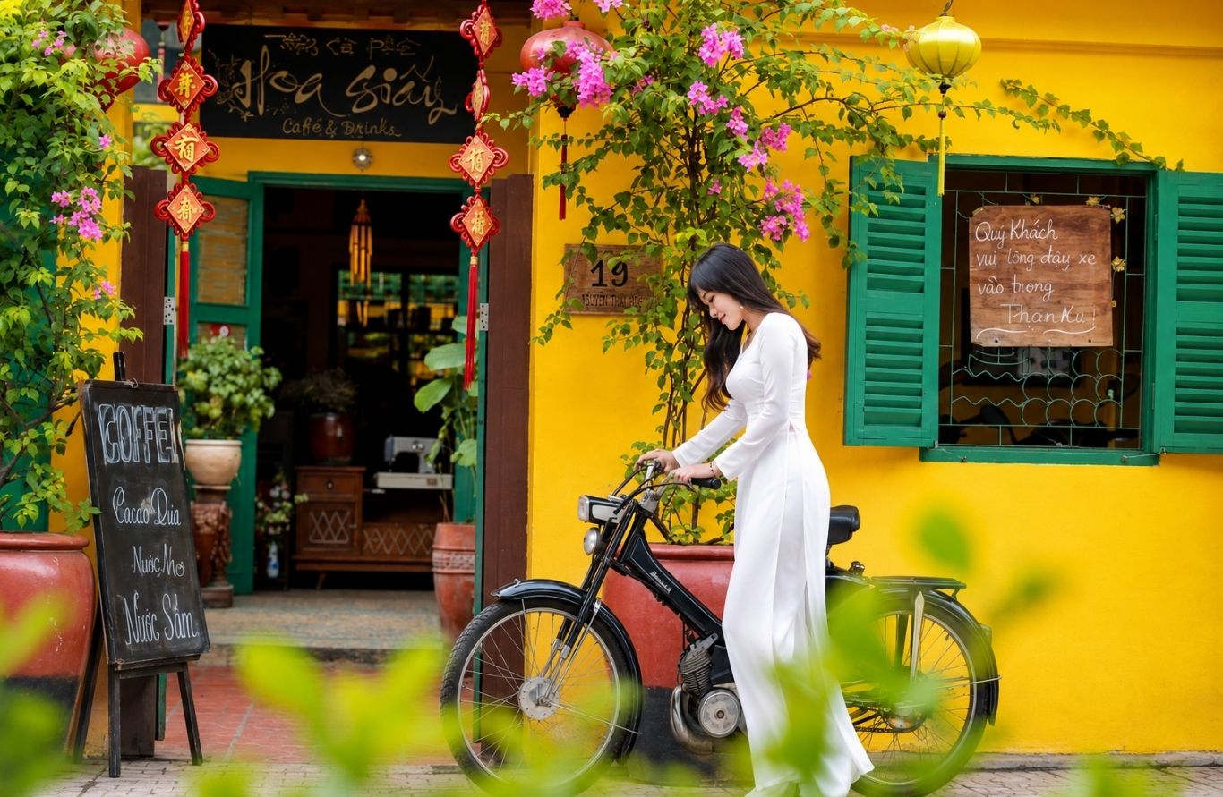 Bức tường vàng Hội An với cửa gỗ cũ, hoa giấy và vẻ đẹp rêu phong 