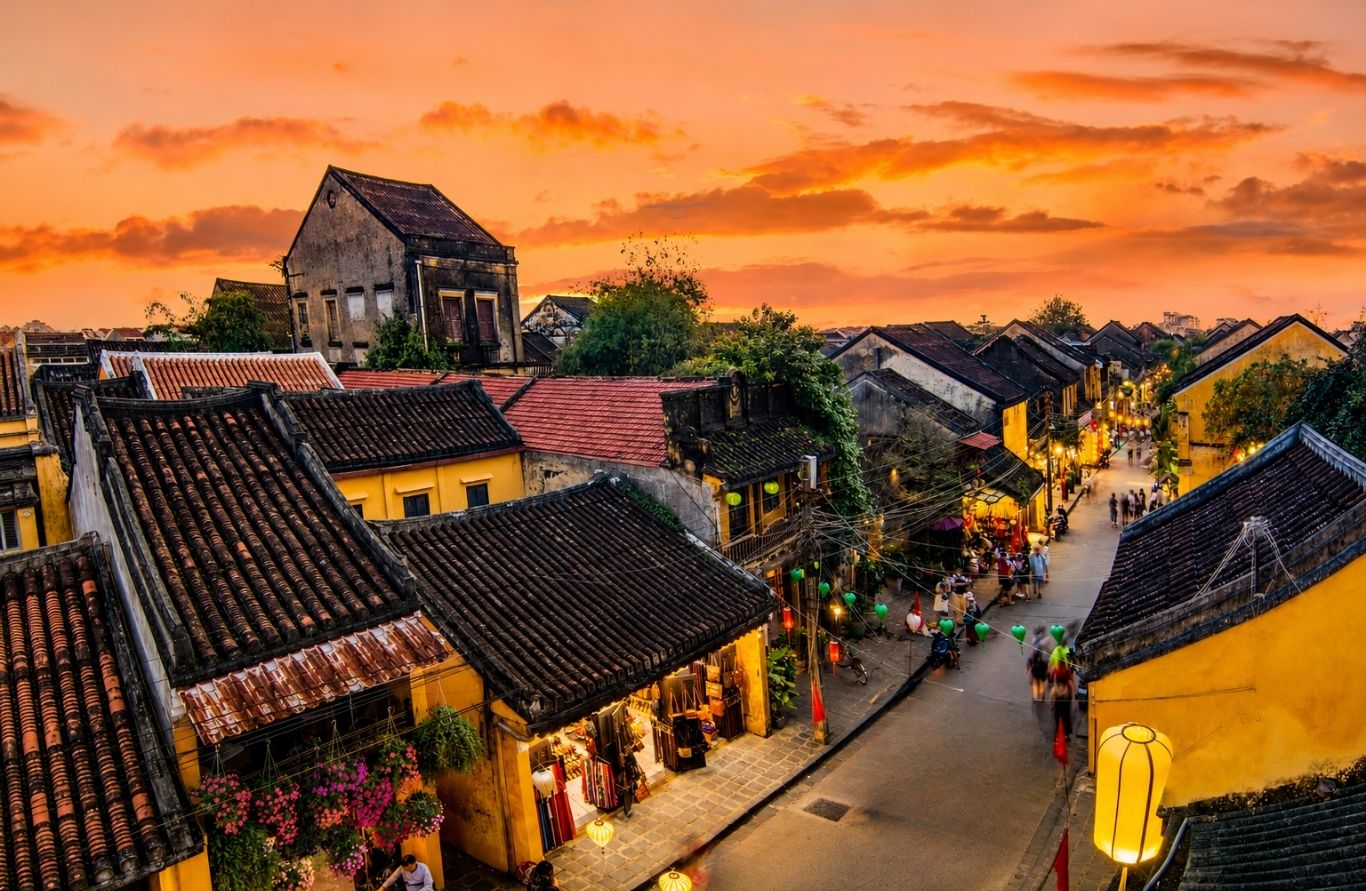 Nhà cổ Hội An với tường vàng, mái ngói rêu phong cổ kính