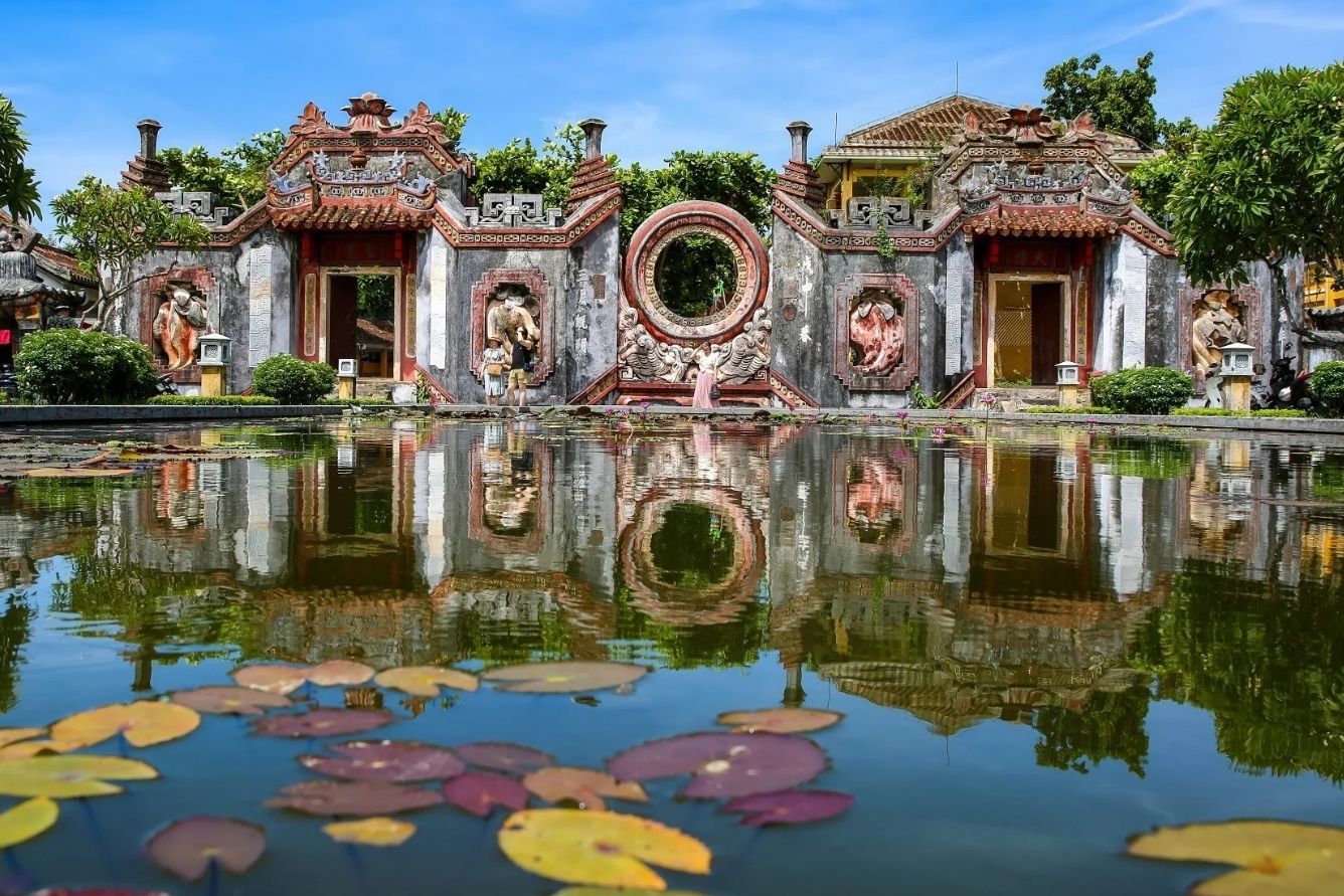 Cổng Tam Quan Chùa Bà Mụ Hội An soi bóng xuống hồ nước
