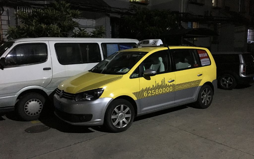 Di chuyển tới phố Nam Kinh bằng taxi 