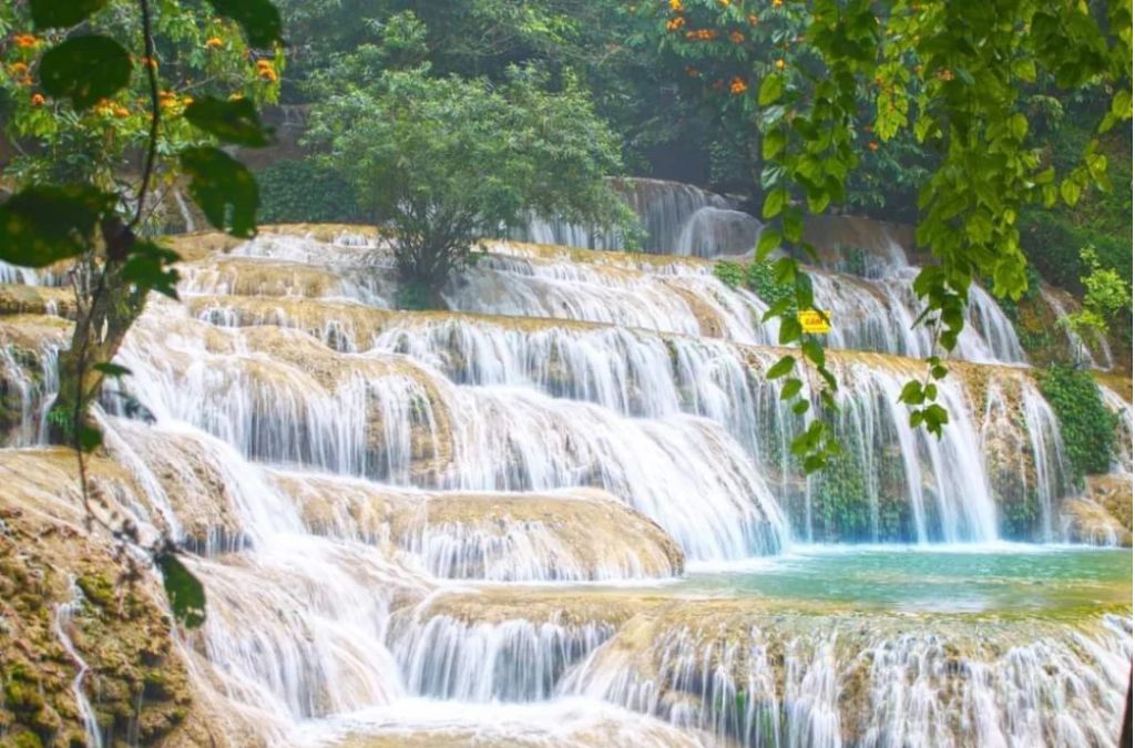 Dòng thác chảy giữa núi rừng tại Thác Mây