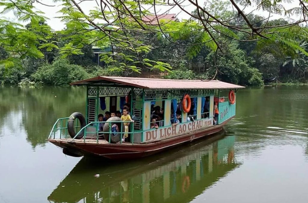 Mặt nước và những đảo nhỏ tại Đầm Ao Châu